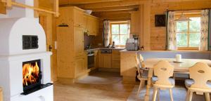 图克斯马克西米利安家庭度假屋的厨房配有壁炉和桌椅。