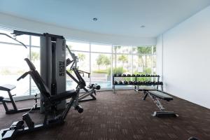 普特拉贾亚Palm Armada Residence Free Parking and Netflix的一间健身房,里面配有跑步机和机器