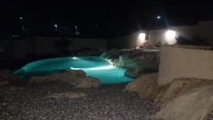罗波里卡Terra Rossa的夜间在院子里的游泳池