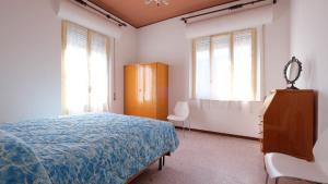 皮内托Orchidea 2 Pineto Vacanza的一间卧室配有一张床、梳妆台和窗户。