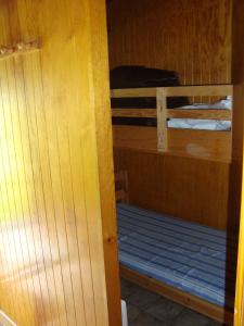 苏佩贝斯Le Champbourguet的小屋内带两张双层床的客房