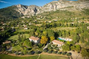 穆斯捷-圣玛丽La Bastide De Moustiers - Hôtel et Restaurant - Teritoria的享有山景的房屋的空中景致