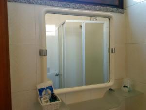 福利纳Al Cavallino的一间带镜子和水槽的浴室