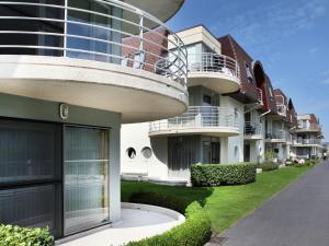 布列登Stylish Apartment in Bredene with Pool的旁边带阳台的建筑