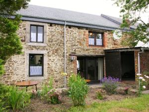 博兰Charming Country Cottage in Winenne with Garden的前面有花园的砖房