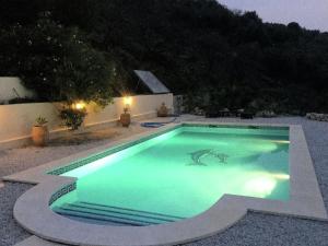 Gorgeous Villa in Arenas Spain With Private Swimming Pool内部或周边的泳池