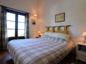 卡萨雷斯Belvilla by OYO Las Cerezas的一间卧室配有带条纹棉被的床和窗户