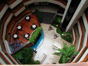 伊通比亚拉Hotel Beira Rio的享有带桌椅的餐厅的顶部景致