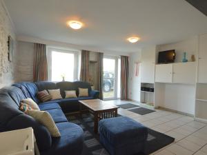 安蓓Group accommodation consisting of three apartments的客厅配有蓝色的沙发和桌子