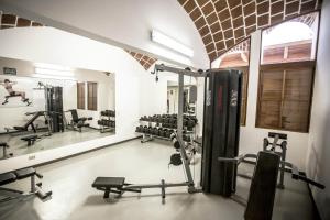 伊察拉斯登纳斯酒店的健身房设有数台跑步机和镜子