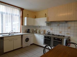 斯塔沃洛Charming Holiday Home in Coo with Pool的厨房配有洗衣机、水槽和洗碗机。