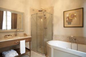 福萨诺帕拉佐莱希尼酒店的带淋浴、浴缸和盥洗盆的浴室