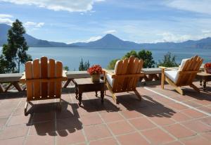 圣卡塔里纳帕洛波Hotel Casa Palopo的两把椅子和一张桌子,享有水景