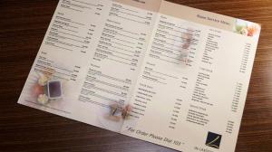 日惹de Laxston Hotel Jogja by AZANA的餐桌上的餐厅的菜单