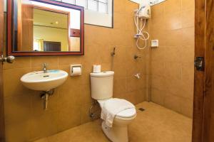 长滩岛乐万廷长滩岛酒店的一间带卫生间、水槽和镜子的浴室