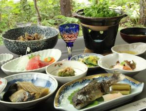长野横仓日式旅馆的桌子上放着一碗食物的桌子