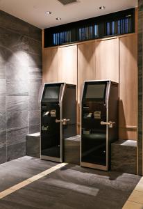 大阪心斋桥柯德酒店 的两部电梯,门在洗手间打开