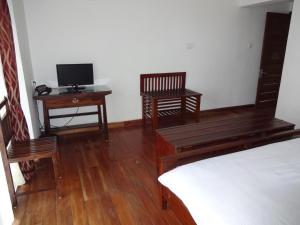 乌提伊里恩贾拉库达民宿的一间卧室配有一张床和一张书桌及电视