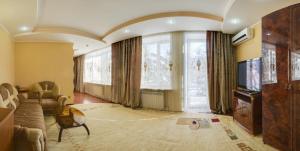 彼得罗巴甫洛夫斯克Ghostinitsa "Lina"的带沙发和电视的客厅