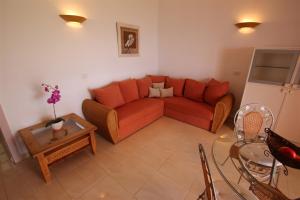 ChíoSuite Paloma Finca Montimar的客厅配有红色的沙发和桌子