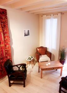 阿尔勒La Maison de Noémie的客厅配有椅子和茶几