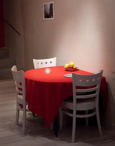 阿尔勒La Maison de Noémie的红色桌子,椅子和一碗水果