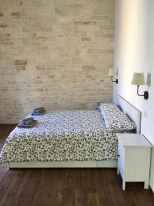 焦维纳佐圣阿戈斯蒂诺住宿加早餐旅馆的一间卧室设有一张床和砖墙