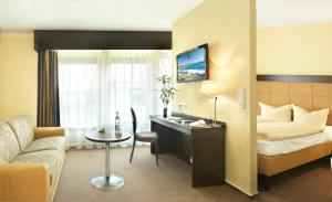 汉比伦族和露特酒店的配有一张床和一张书桌的酒店客房