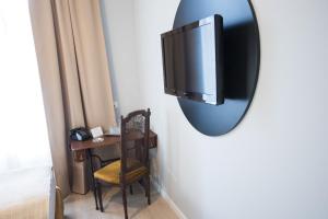萨拉热窝Hotel Ovo malo duše的挂在墙上的镜子,配有椅子和书桌
