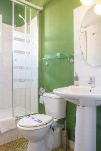 马拉加阿里西亚别墅旅馆的绿色浴室设有卫生间和水槽