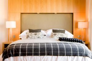 沃特福德Waterford Castle Hotel Lodges的一间卧室配有一张大床和两盏灯