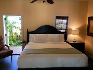 基韦斯特道格拉斯之家酒店的一间卧室设有一张大床和一个窗户。