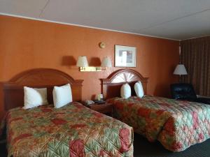 萨姆特芒特弗农酒店的酒店客房,配有两张床和椅子