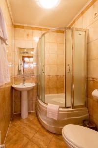 亚列姆切Panska Hata的带淋浴、盥洗盆和卫生间的浴室