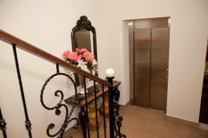 特拉武科新镇艾尔卡普丽池酒店的楼梯,带镜子和花瓶