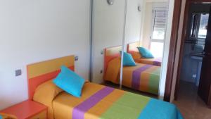阿里纳加Viva Cruce de Arinaga的一间卧室配有两张床和镜子