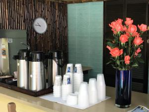 基韦斯特道格拉斯之家酒店的配有橘子花花瓶的柜台和咖啡壶