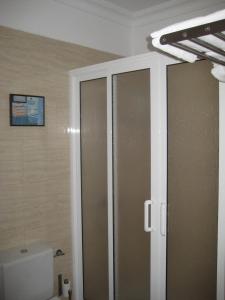 圣克鲁斯-德特内里费Dúplex céntrico, hasta 6 personas.的带淋浴和卫生间的浴室。