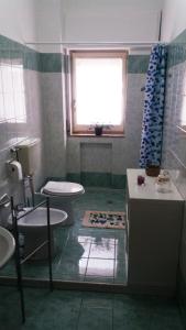 塔兰托Etra的一间带水槽和卫生间的浴室以及窗户。