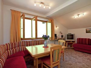 瓦格赖恩Beautiful Apartment in Wagrain near Ski Area的客厅配有沙发和桌子