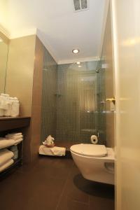 纽约无线电城市公寓的一间带卫生间和玻璃淋浴间的浴室
