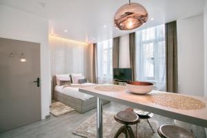 斯特拉斯堡MIDPOINT STUDİOS by Life Renaissance的一间卧室配有一张床和一张桌子及凳子