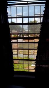 圣伊格纳西奥Don Santiago Guesthouse Downtown的享有田野景色的建筑窗户