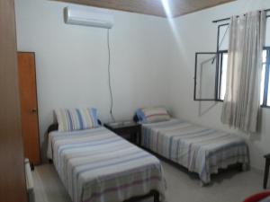 IníridaHotel Orinoco Real的客房设有两张床和窗户。
