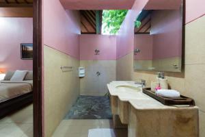 瓦言宾馆的一间浴室