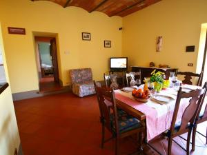 ContignanoSpacious Farmhouse in Pienza with Swimming Pool的用餐室,配有一张桌子,上面放着一碗水果