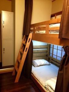 京都Suzuki Guesthouse的客房内的双层床,带梯子