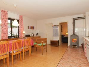 施马伦贝格Spacious Holiday Home in Menkhausen near Ski Area的客厅配有桌椅和壁炉
