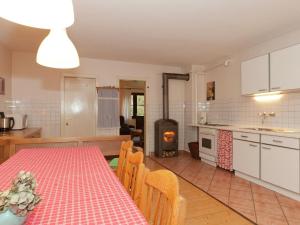 施马伦贝格Spacious Holiday Home in Menkhausen near Ski Area的厨房以及带桌子和壁炉的用餐室。