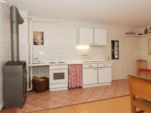 施马伦贝格Spacious Holiday Home in Menkhausen near Ski Area的厨房配有白色家电,铺有瓷砖地板。